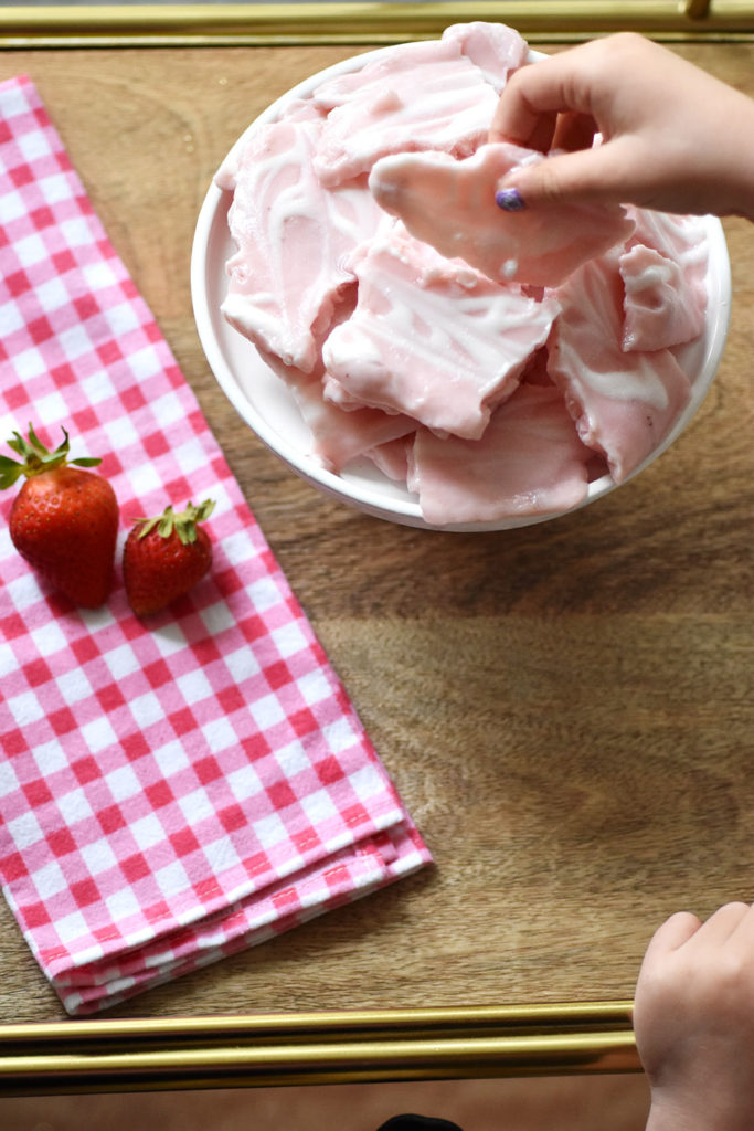  strawberry bark, Healthy frozen yogurt bark